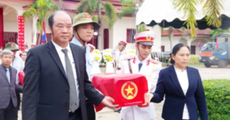 Tiễn đưa 8 hài cốt liệt sĩ Việt Nam hy sinh tại Lào về nước