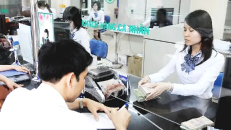 Tiền mặt quay lại: Hơn 360.000 tỷ đồng rút khỏi ngân hàng chỉ trong 4 tháng