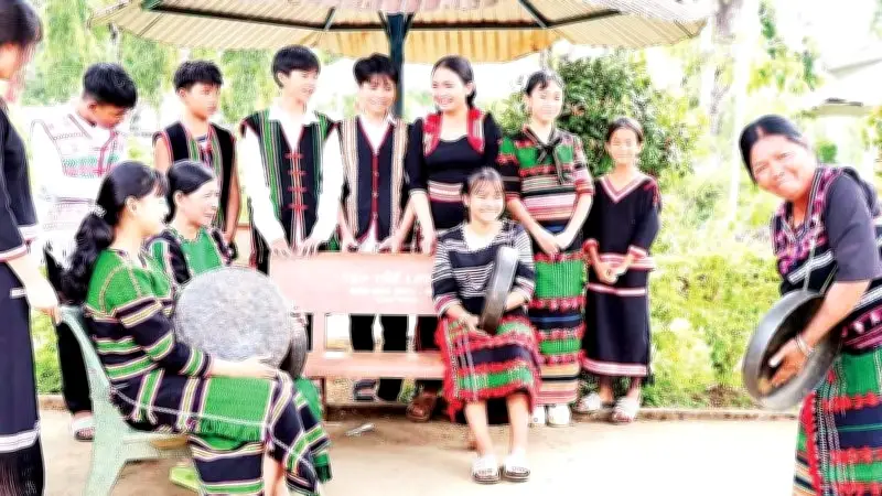 Tiếng cồng chiêng vang vọng giữa sân trường Tây Nguyên