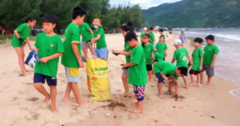 Tiết học lúc bình minh: Biệt đội áo xanh nhặt rác bãi biển Đại Lãnh