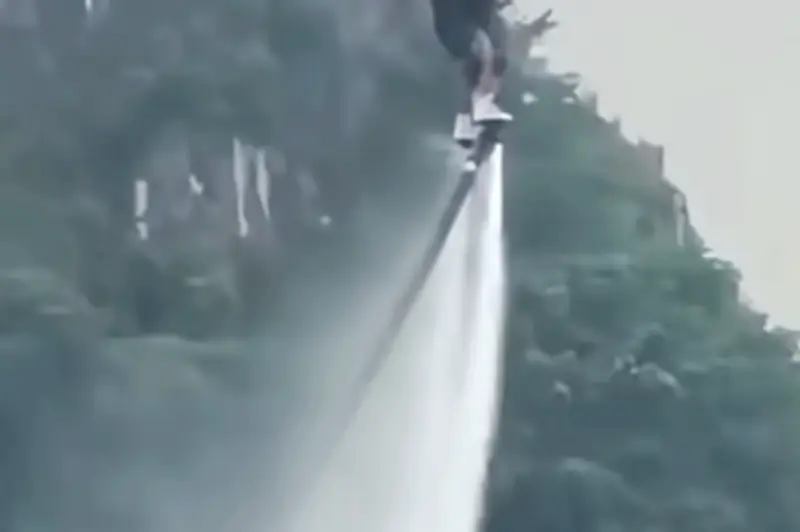 Tạm dừng trình diễn flyboard tại Hoa Lư sau sự cố khách chìm dưới hồ