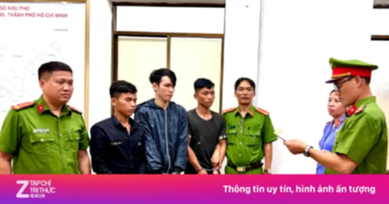Tạm giữ 3 đối tượng dùng nón bảo hiểm đánh người trên đường ở TP.HCM