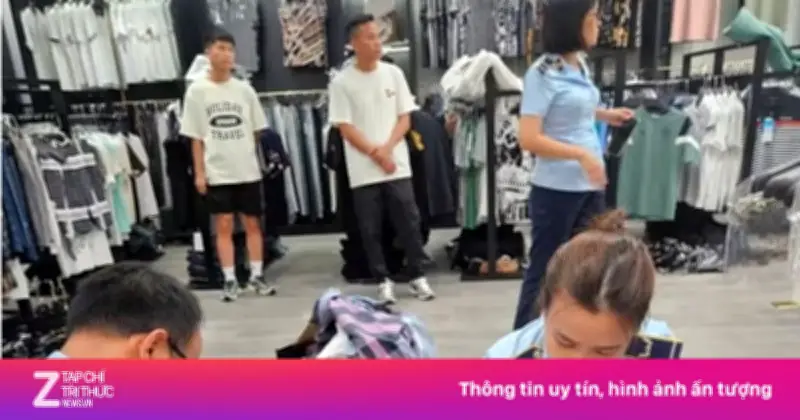 Tạm giữ gần 2.000 sản phẩm thời trang nghi giả nhãn hiệu tại Hà Nội