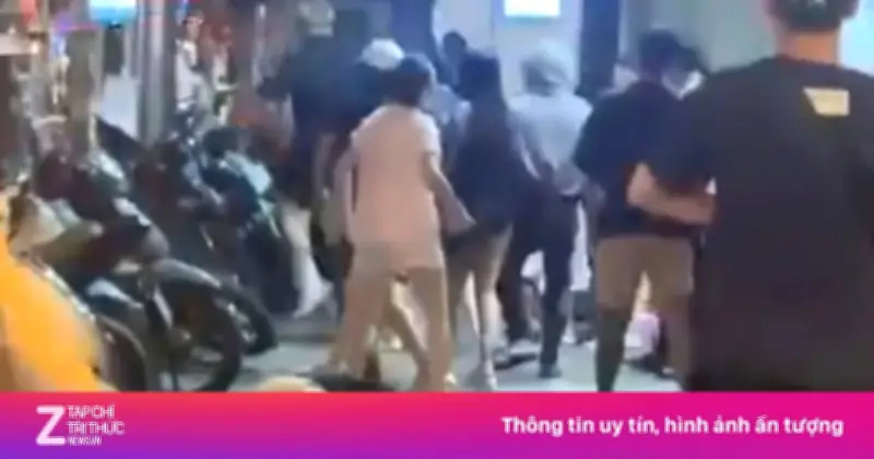 Tạm giữ hình sự nhóm thanh niên đánh cô gái gục trên phố Huế Hà Nội