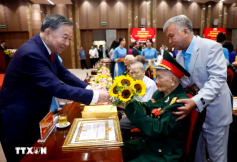 Tổng Bí thư, Chủ tịch nước dự Lễ trao tặng Huy hiệu Đảng cho đảng viên lão thành ở Hà Nội