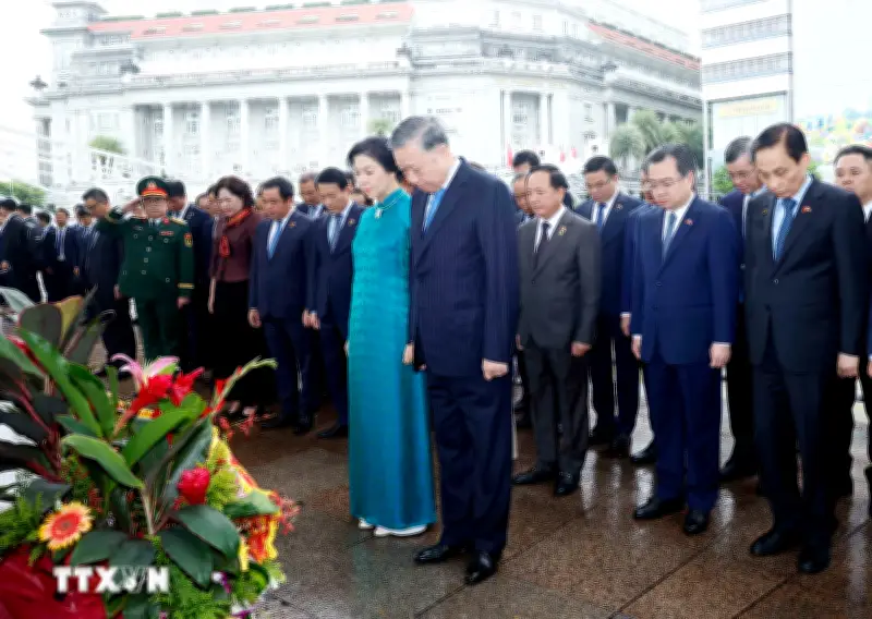 Tổng Bí thư, Chủ tịch nước đặt hoa trước tượng Chủ tịch Hồ Chí Minh tại Singapore
