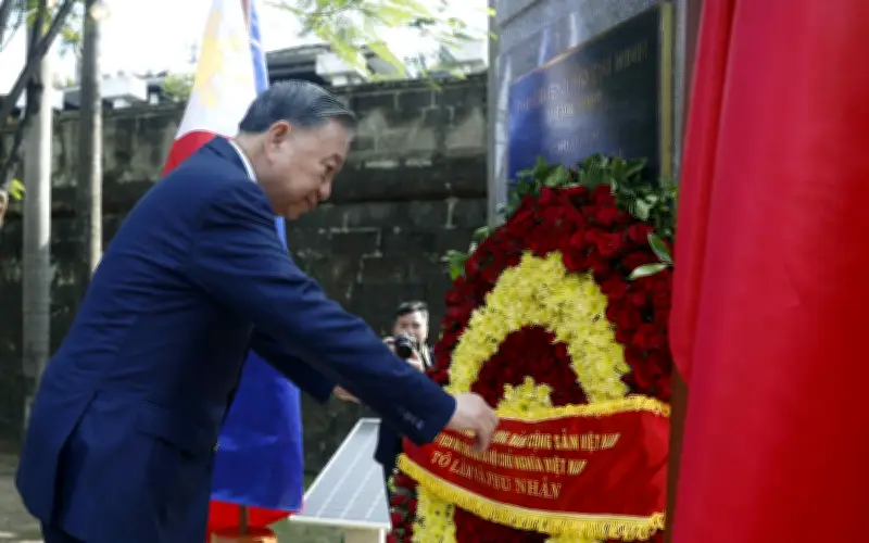 Tổng Bí thư, Chủ tịch nước Tô Lâm dâng hoa tại tượng đài Bác Hồ ở Manila