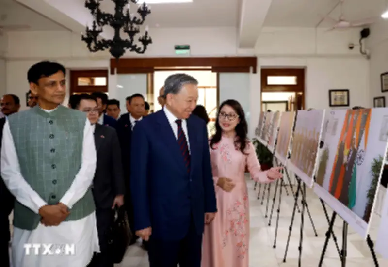 Tổng Bí thư, Chủ tịch nước tham quan triển lãm ảnh 10 năm quan hệ Đối tác Chiến lược Toàn diện Việt Nam - Ấn Độ