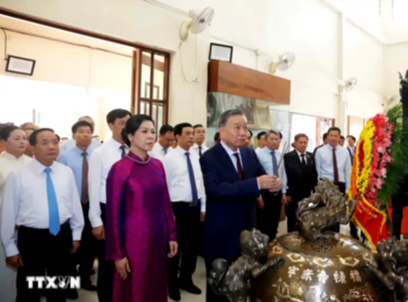 Tổng Bí thư, Chủ tịch nước và Phu nhân thăm Khu di tích Chủ tịch Hồ Chí Minh ở Udon Thani