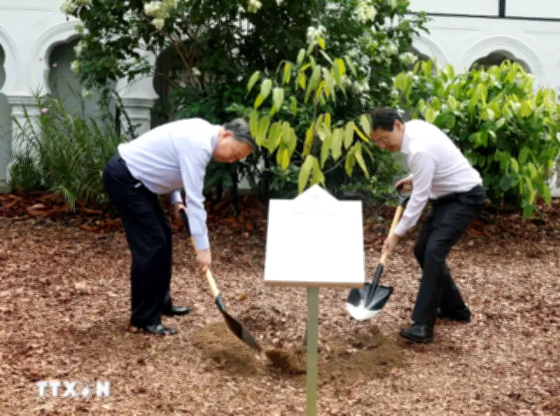 Tổng Bí thư, Chủ tịch nước và Thủ tướng Singapore dự lễ trồng cây