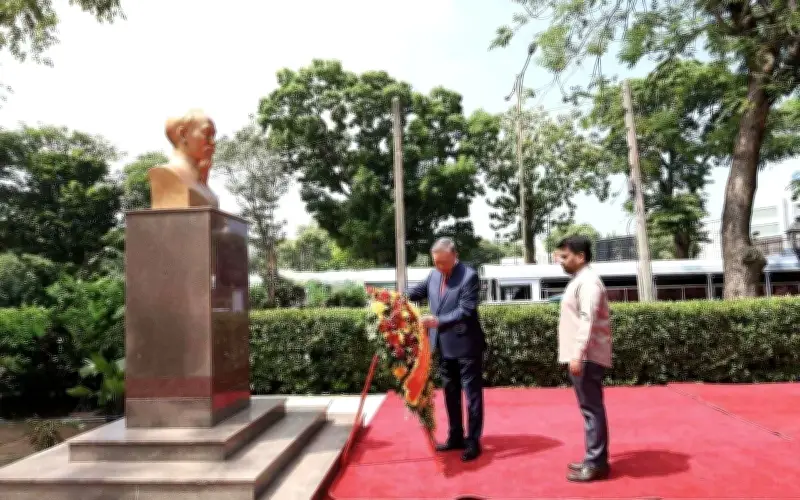 Tổng Bí thư Tô Lâm dâng hoa tại tượng Chủ tịch Hồ Chí Minh ở Sri Lanka