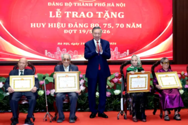 Tổng Bí thư Tô Lâm trao Huy hiệu Đảng cho các đảng viên lão thành tại Hà Nội