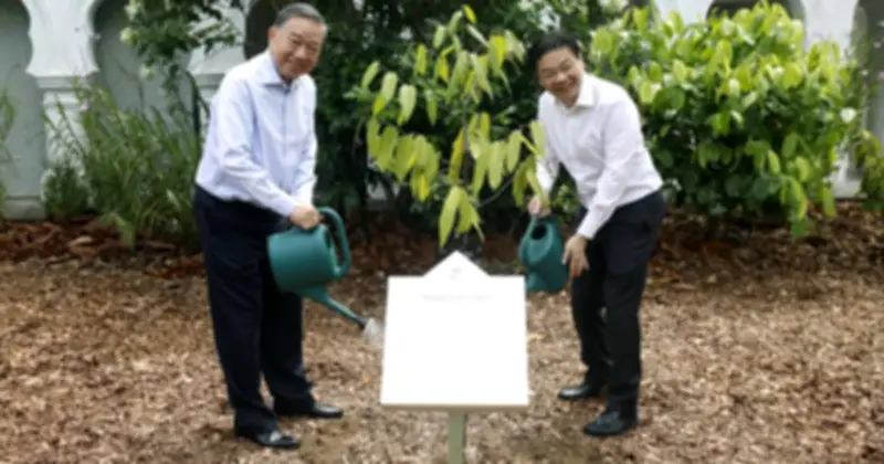 Tổng Bí thư Tô Lâm và Thủ tướng Singapore trồng cây hữu nghị tại Vườn Bách thảo