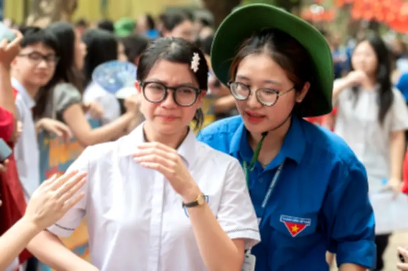 Đề toán thi vào lớp 10 Hà Nội: Học sinh khóc nức nở, giáo viên nhận định gì?