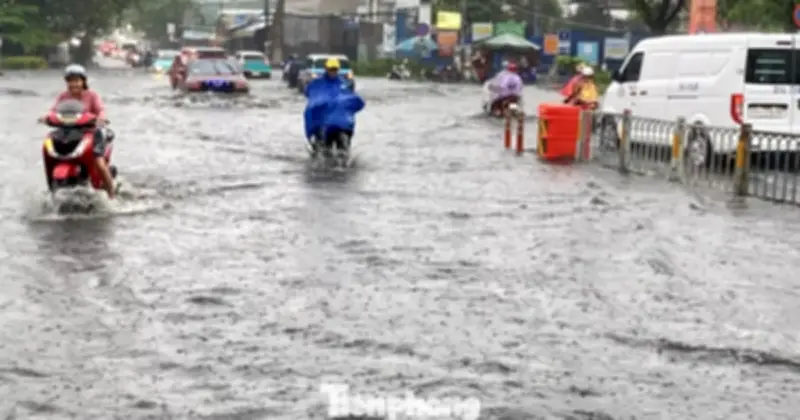 TPHCM mưa lớn gây ngập nhiều tuyến đường, dự báo mưa kéo dài