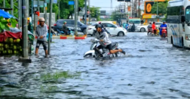 TP.HCM mưa lớn gây ngập sâu, dân chật vật di chuyển trưa 29.5