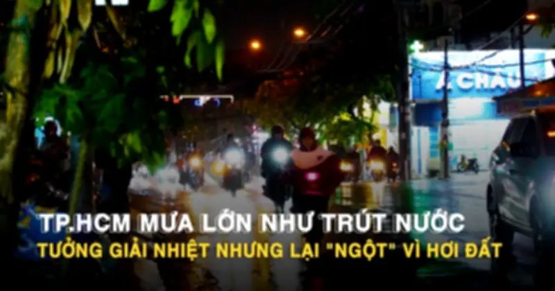 TP.HCM mưa như trút nước giờ tan tầm, người dân vật lộn với kẹt xe và hơi nóng