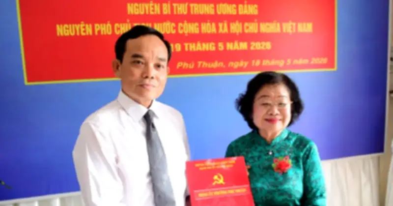 TPHCM trao Huy hiệu 65 năm tuổi Đảng cho nguyên Phó Chủ tịch nước Trương Mỹ Hoa