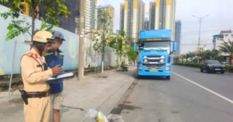 TP.HCM xử lý ô tô, container đỗ xe chiếm làn xe máy trên đường Thống Nhất
