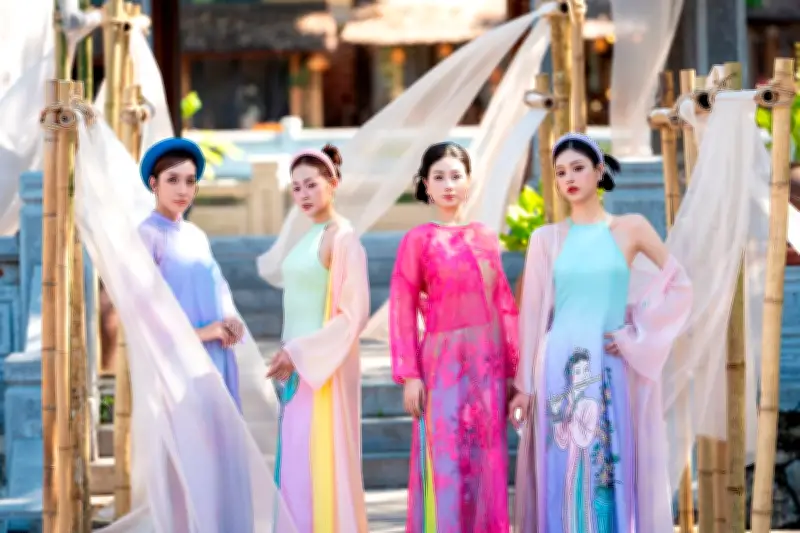 Tranh dân gian Đông Hồ tái hiện qua ngôn ngữ thời trang hiện đại