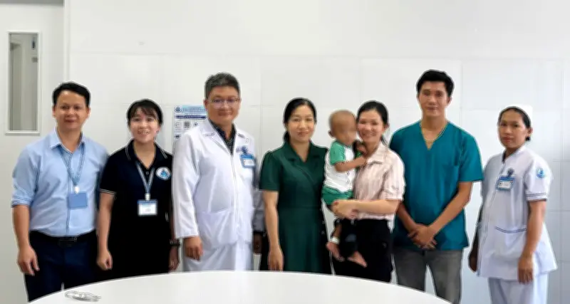 Trao giấy khai sinh cho bé gái bị bạo hành tại TPHCM