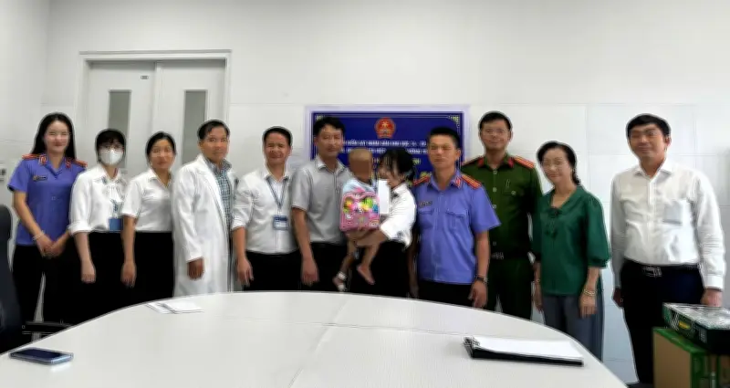 Trao giấy khai sinh cho bé trai 2 tuổi bị mẹ và cha dượng bạo hành ở TP.HCM