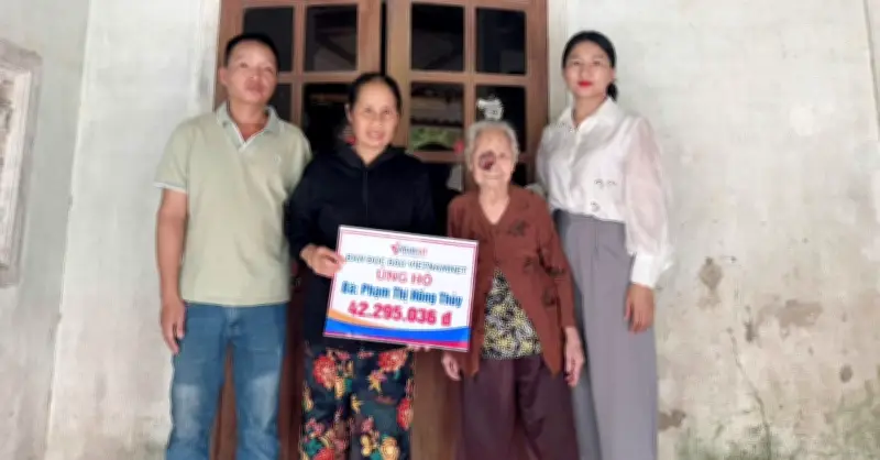 Trao hơn 42 triệu đồng đến người phụ nữ chăm mẹ già, bệnh tật và 3 cháu nhỏ