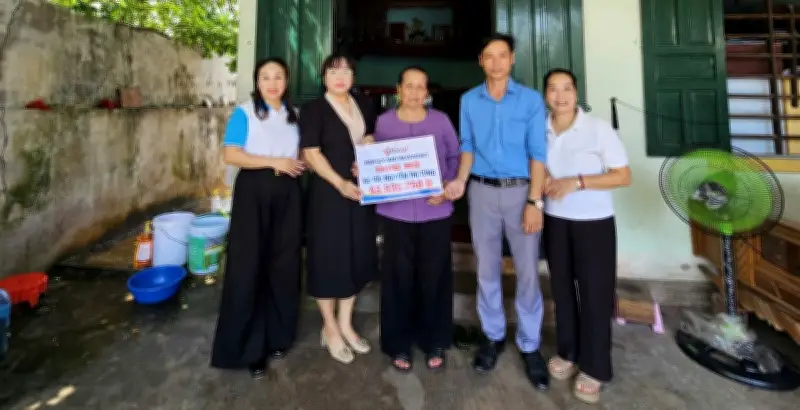 Trao hơn 43 triệu đồng đến mẹ già 75 tuổi nuôi con gái tâm thần và 2 cháu ngoại