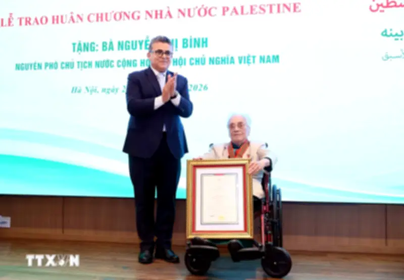 Trao Huân chương Ngôi sao Công trạng tặng nguyên Phó Chủ tịch nước Nguyễn Thị Bình