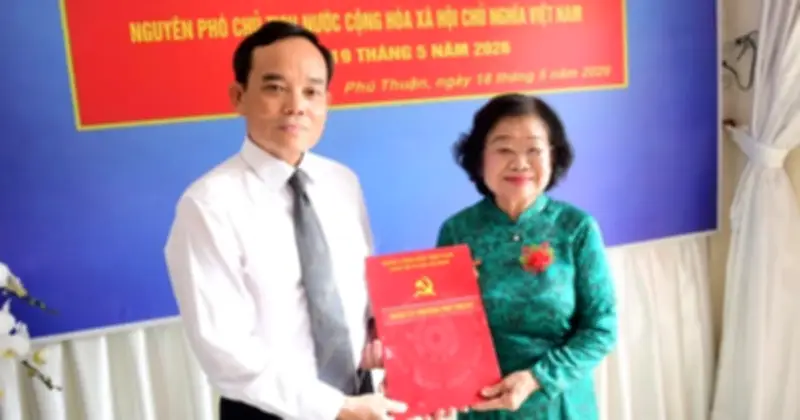 Trao huy hiệu 65 năm tuổi Đảng cho nguyên Phó chủ tịch nước Trương Mỹ Hoa