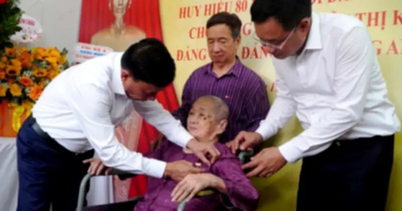 Trao Huy hiệu 80 năm tuổi Đảng tặng đảng viên lão thành Nguyễn Thị Khá