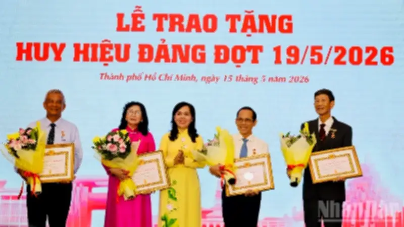 Trao Huy hiệu Đảng và tuyên dương điển hình học tập Bác