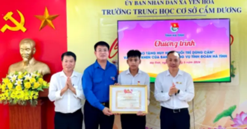 Trao Huy hiệu 'Tuổi trẻ dũng cảm' cho nam sinh cứu người đuối nước