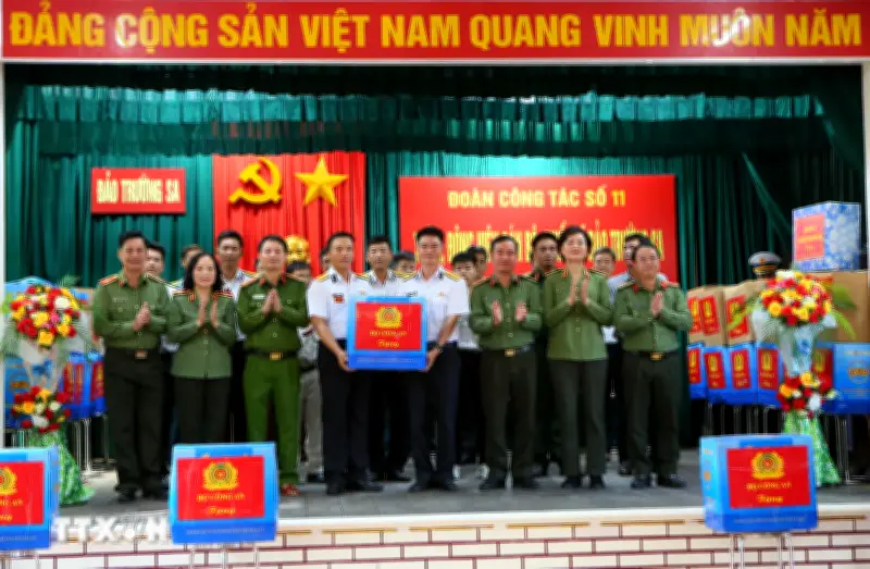 Trao quà cho cán bộ, chiến sĩ làm nhiệm vụ tại đặc khu Trường Sa