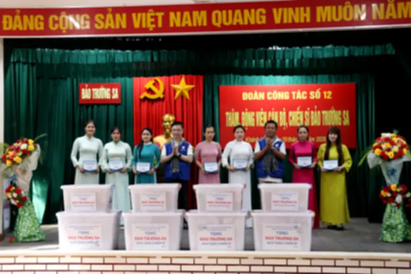 Trao tặng hơn 11 tỷ đồng cho quân dân Trường Sa và nhà giàn DK1
