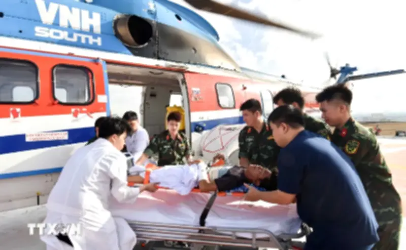 Trực thăng đưa hai bệnh nhân nguy kịch từ Trường Sa về đất liền an toàn