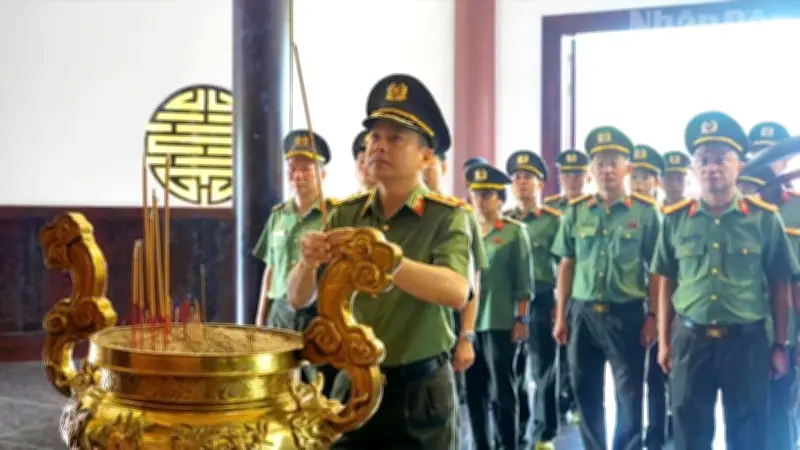 Tri ân cụ Phó bảng Nguyễn Sinh Sắc và trao học bổng cho học sinh nghèo