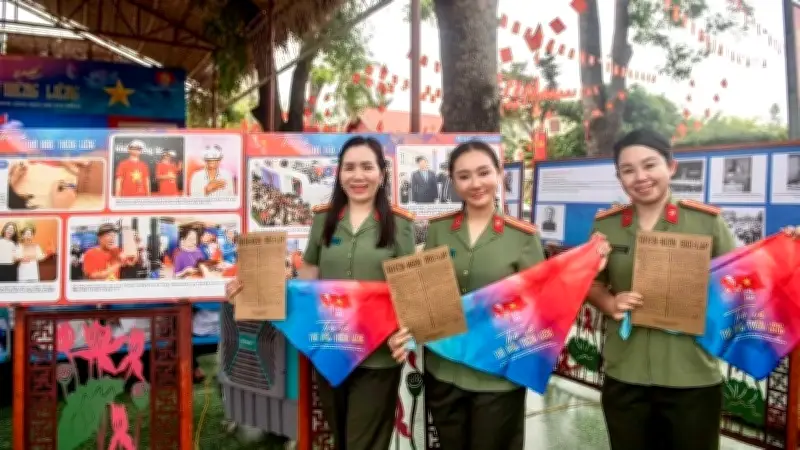 Trải nghiệm VR 'Trở về thời khắc thiêng liêng' tại Lễ hội Làng Sen 2026