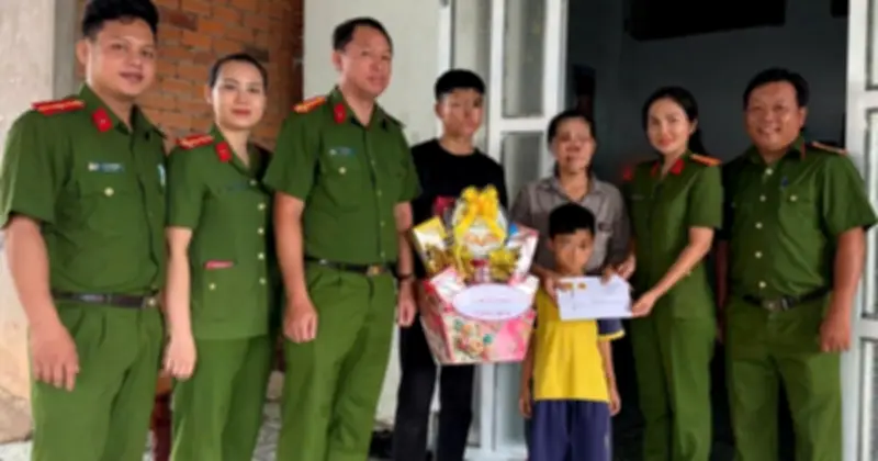 Trại tạm giam số 1 TP.HCM thăm, tặng quà gia đình phạm nhân khó khăn và phạm nhân nuôi con nhỏ