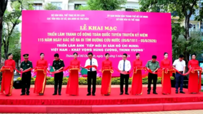 Triển lãm 180 tranh cổ động kỷ niệm 115 năm Ngày Bác Hồ ra đi tìm đường cứu nước