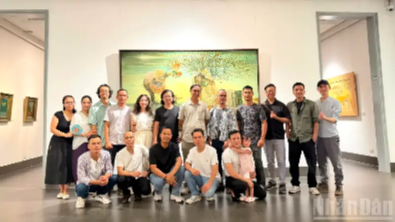 Triển lãm 'Chạm': Hành trình nghệ thuật của nhóm họa sĩ trường Mỹ thuật