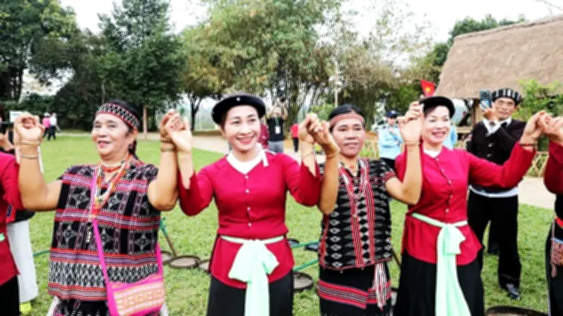 Triển lãm mỹ thuật 'Từ ký họa chiến trường đến sắc màu đương đại' khai mạc tại Điện Biên