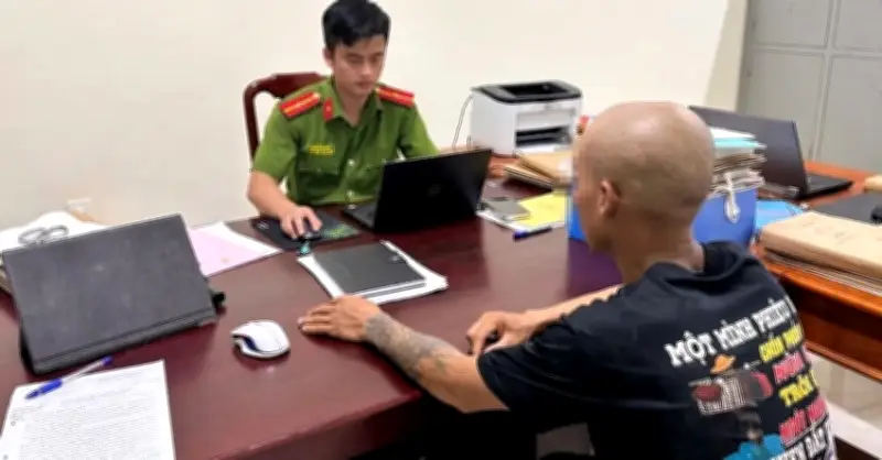 Triệu tập người đàn ông đánh mẹ phát trực tiếp lên mạng xã hội
