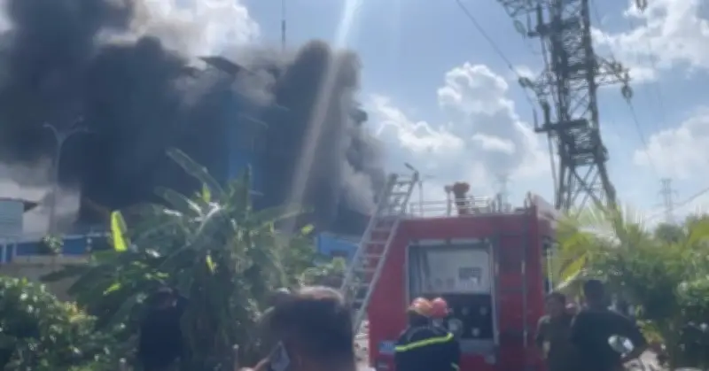 Trạm biến áp 110kV ở TPHCM cháy lớn, khói đen bốc nghi ngút hàng chục mét