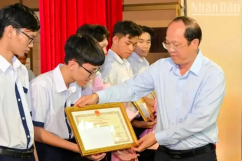 Trần Nhật Tân được khen thưởng vì đạt giải Nhì Tin học quốc gia