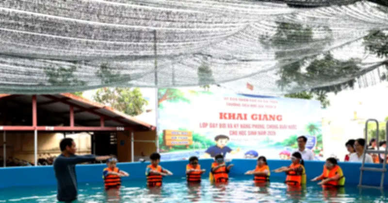 Trường tiểu học tổ chức dạy bơi cho gần 300 học sinh