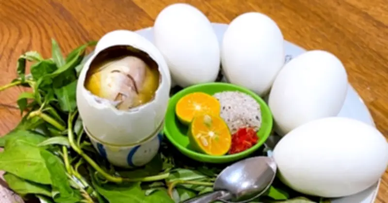 Trứng vịt lộn: Lợi ích và tác hại, ai không nên ăn?