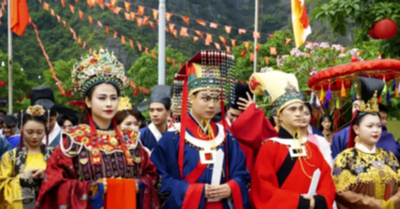 Trình diễn cờ phục vương triều nhà Trần ở Ninh Bình