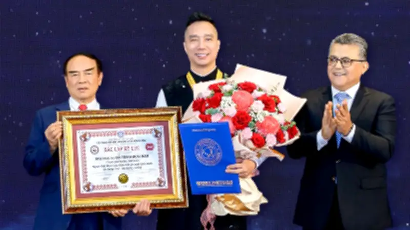 Đỗ Trịnh Hoài Nam lập Kỷ lục Toàn cầu với sách Công thức Áo dài ly vuông
