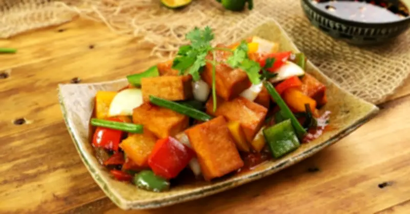 Đậu phụ sốt với thứ quả đắt đỏ mùa hè: Chua ngọt, đẹp mắt, giảm cholesterol cực tốt